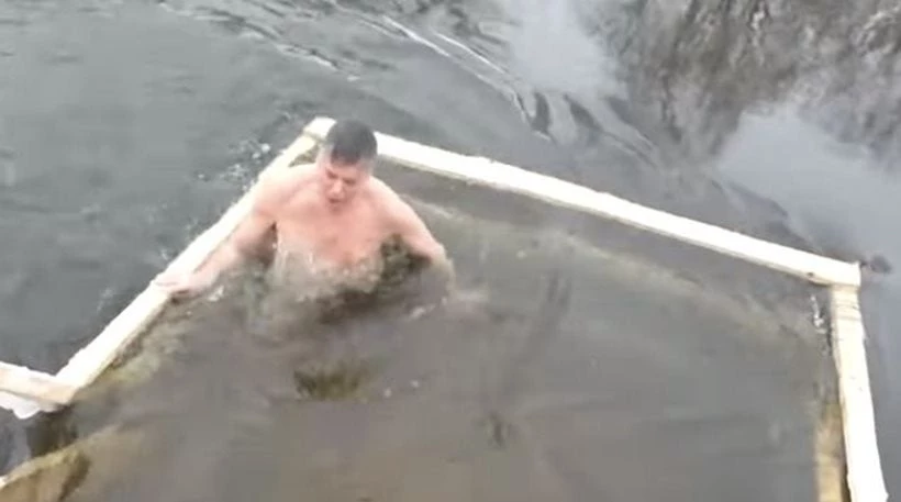 Ο Αμερικανός πρέσβης στη Ρωσία βουτάει στα παγωμένα νερά για τα Θεοφάνεια